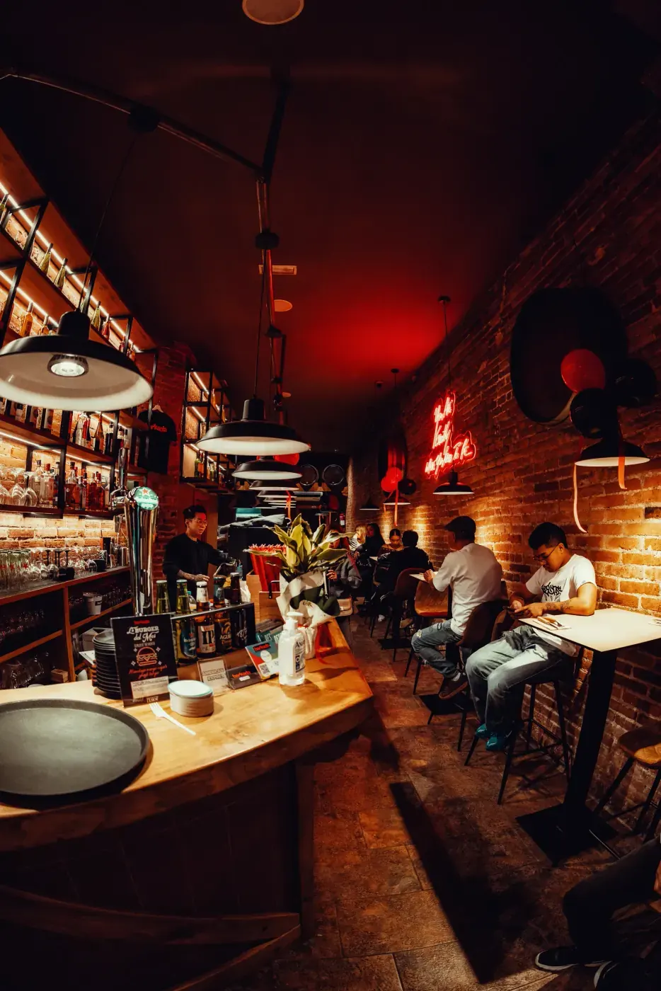 Interior de la barra de Barkada